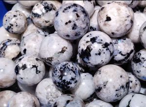 Sphère de pierre de lune arc-en-ciel blanche de qualité supérieure pour la méditation, la thérapie ou la décoration, disponible à la vente - Product Image 2