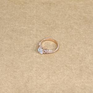Elegante Anillo de Diamantes Cultivados en Laboratorio, Oro Rosa de 9KT, Corte Redondo, Piedra Central de 0.82CT con Diamantes Laterales, Joyería de Lujo para Mujer, Ideal para Fiestas - Product Image 6