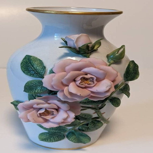 Jarrón de cerámica azul claro con borde festoneado y flores de porcelana blanca en 3D. Disponible a precios de mayorista. - Product Image 2