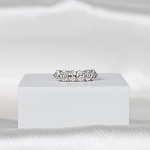 แหวนเพชรรูปไข่เพาะเลี้ยงแบบครึ่งวง 1.8 กะรัต ทอง 14K ดีไซน์เรียบหรูทันสมัย เหมาะสำหรับสวมซ้อนกับแหวนแต่งงาน - Product Image 1