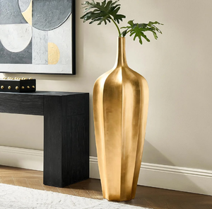 Impresionante par de jarrones de metal dorado cepillado con un fino acabado texturizado horizontal para una habitación elegante, a precio de mayorista. - Product Image 2
