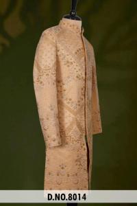 Traje de novio Sherwani premium en beige dorado para hombre, con bordado en tono dorado y plateado, adornado con cuentas y lentejuelas en toda la prenda. - Product Image 1