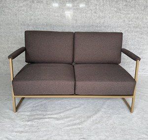 Sofá cama moderno de piel sintética extra gruesa personalizado con marco de metal cuadrado y asiento de respaldo de cojín para sala de estar - Product Image 1