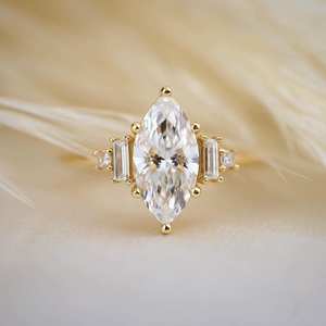 Anillo de compromiso con diamante cultivado en laboratorio de corte marquesa de 2.00 quilates para mujer, oro amarillo de 14K con baguette lateral, regalo sorpresa para enamorados - Product Image 1