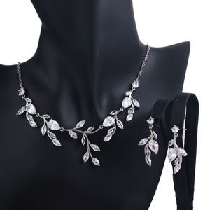 AMBER JEWELS - Conjunto de Collar Minimalista Romántico Unisex de Plata 925 con Moissanita y Diseño de Hoja en Forma de Pera para Bodas - Product Image 1
