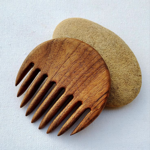 Peigne en bois sculpté à la main de style chinois, artisanat naturel, en bois de santal peint, portable, idéal pour les voyages, CUMB BEST - Product Image 1