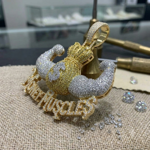 Colgante de Moissanita Colorida con Diseño de Bolsa de Dinero o Musculatura, Chapado en Oro, Joyería Temática Hip Hop - Product Image 3