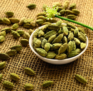 Gousse de cardamome verte naturelle de qualité supérieure, taille 6-7 mm, petite, aromatique, épice entière, fournisseur d'Elaichi - Product Image 1