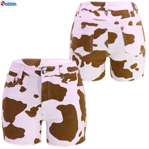 Shorts de mezclilla de moda con estampado de vaca para mujer, shorts de mezclilla de verano para mujer, shorts con estampado animal, transpirables y desgastados. - Product Image 1