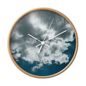 Horloges murales élégantes en résine fabriquées à la main avec des détails antiques uniques adaptés aux thèmes d'intérieur d'inspiration vintage - Product Image 1