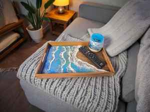 Plateau de service artisanal en bois et résine, design océanique, personnalisable, moderne, pour hôtel, maison, café – Tendance actuelle et de qualité supérieure - Product Image 2