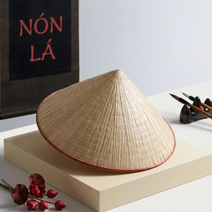 Chapeau conique vietnamien haut de gamme en paille de bambou, léger et respirant, idéal pour les agriculteurs, le jardinage et les activités estivales en extérieur - Product Image 1