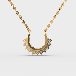 Collar Clásico con Colgante de Herradura en Oro Amarillo con Diamantes Redondos de Corte Brillante Engastados en Cadena Figaro, Unisex para Uso Diario - Product Image 4