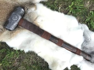 Marteau à griffes de loup Viking, face octogonale, gravé à la main, poignée en bois côtelée, 20 pouces, style 2, avec revêtement antidérapant - Product Image 2