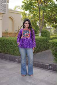 Proveedor de la colección de blusas/túnicas de georgette sintética de buena calidad con estampado y bordados estilo Gamthi, procedente de la India. - Product Image 3