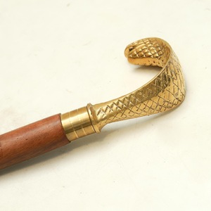 Bâtons de marche rustiques modernes en bois naturel écologique avec poignée en laiton poli, idéaux pour les cadeaux - Product Image 2