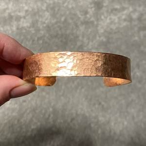 Brazalete de Cobre Hecho a Mano con Diseño Rústico Martillado, Joyería Metálica - Product Image 1