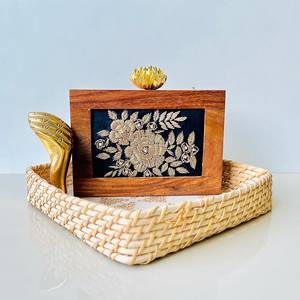Pochette de soirée artisanale en bois poli avec poignée chaîne dorée pour mariage, fête ou cadeau - Product Image 4