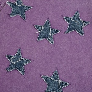 Camiseta moderna con bordado desgastado y costuras artísticas, material suave al tacto y un atractivo estilo urbano. - Product Image 2