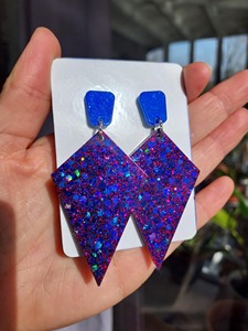 Boucles d'oreilles tendance en résine bleue avec strass et pendentif losange, design exquis, technique de découpe en plastique - Product Image 2