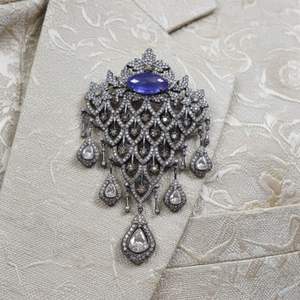 Broches unisexes plaquées or avec tanzanite et diamants, également connues sous le nom de colliers - Product Image 4
