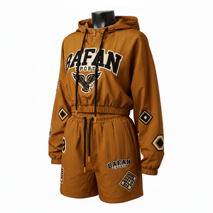 Conjunto de Chaqueta Cortavientos y Pantalones Cortos para Mujer, Tela de Poliéster y Nailon, Estilo Deportivo, Logotipo Aplicado Personalizado, Tallas Grandes - Product Image 4