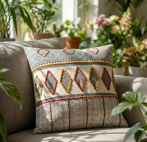Housse de coussin carrée brodée à motif tribal géométrique en gris, blanc cassé, orange et jaune moutarde, vente en gros 18x18 - Product Image 2