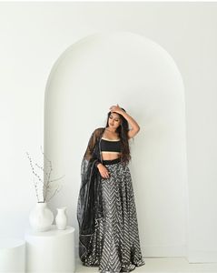 Traje Étnico Indio para Bodas y Eventos Festivos, Lehenga Choli con Lentejuelas y Bordado Zari, Atuendo Elegante y Moderno para Mujer - Product Image 1