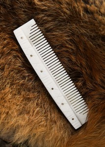 Peigne à cheveux confortable de style Viking miniature 100% naturel de 12 cm en os de buffle par FAIZA CRAFT - Product Image 5