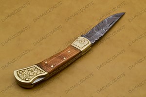 Couteau utilitaire pliant artisanal en acier Damas OEM avec manche en bois naturel, embouts en acier gravés et design compact pour la poche - Product Image 5