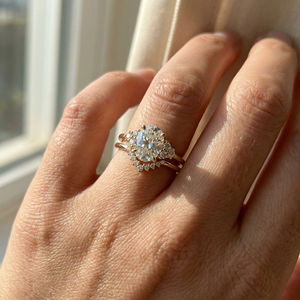 Bague de fiançailles de luxe en or 14K/18K avec diamant ovale D VVS2 de 2 carats cultivé en laboratoire, certifié IGI, empilable, vintage, unisexe, pour couples - Product Image 3