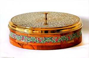 Boîte de rangement carrée en bois faite à la main avec compartiments divisés pour noix et fruits secs, présentoir de table sculpté, artisanat antique, curio artisanal - Product Image 5