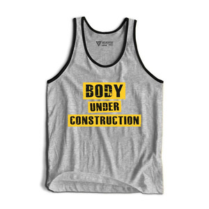 Camiseta sin mangas deportiva personalizada para hombre, color gris, con estampado de construcción corporal, transpirable, cuello en V, 100% algodón, con logo frontal. - Product Image 1