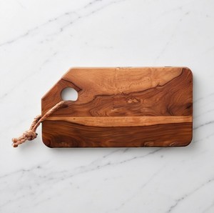 Tabla de cortar rectangular de madera de olivo con orificio para colgar y lazo de cuerda - Product Image 1