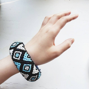 Bracelet manchette coloré de haute qualité, fait main, tissé, brodé, avec pompon, style bohème, ajustable, avec lettres - Product Image 1