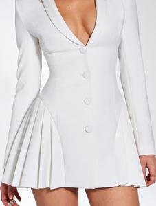 Robe blazer mini plissée sans dos Reyna White, souvent associée aux marques comme Miss Circle Pleated Side Panel Blazer Dress - Product Image 4