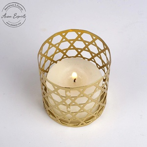Photophore élégant en métal doré avec design découpé, idéal pour une décoration de table festive Ambiance romantique Accent Piece - Product Image 1