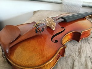 Violín Hecho a Mano con Tapa de Abeto, Fondo de Arce, Diapasón de Ébano, Acabado Barnizado, Cuerdas de Acero, Instrumento Musical - Product Image 1