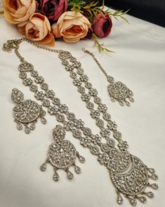 Ensemble collier long double couche, boucles d'oreilles et mangtika à motif floral traditionnel pour femmes, collection de bijoux de créateur. - Product Image 4