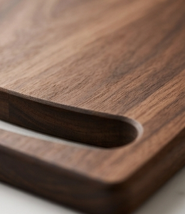Planche à découper rectangulaire en bois de manguier finition noyer avec poignée incurvée et plateau de service - Product Image 5