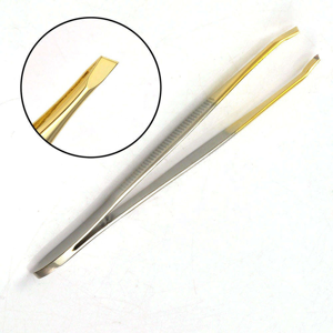 Pinzas de Cejas de Lujo de Acero Inoxidable Dorado con Punta Inclinada, Agarre con Rayas, Logotipo Personalizado, Herramienta de Belleza y Cuidado Personal - Product Image 1