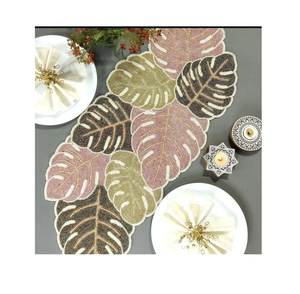 Chemin de table artisanal à thème côtier avec coquillages et perles, multicolore, pour décoration de table de plage ou de mariage - Product Image 1
