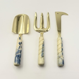 Kit de jardinage robuste : pelle à main, pelle de transplantation, cultivateur, râteau à main et fourche à plantes avec manche en résine, provenant d'Inde - Product Image 1