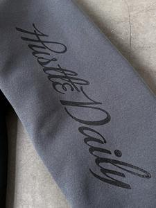 Chaqueta universitaria personalizada para hombre, estilo streetwear, con parches de letras, bordado chenille, apliques, mezcla de lana y forro polar, gruesa, informal, deportiva, para invierno. - Product Image 4