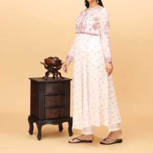 Traje de jacquard adornado de 2 piezas para mujer PS4383 Pantalones elegantes con diseño intrincado - Product Image 2