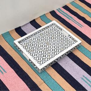 Bandeja Rectangular con Incrustaciones de Hueso y Diseño Floral, Decoración para el Hogar - Product Image 1
