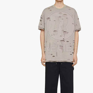 Camiseta de Manga Corta para Hombre, Estilo Desgastado, Cuello Redondo, Corte Regular, Gris con Patrón de Letras, Tejida, 100% Algodón, Estilo Urbano - Product Image 2