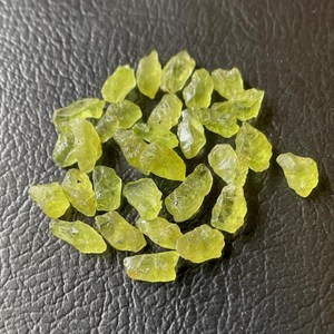 Cristales de Peridoto en Bruto, Piedra Preciosa Verde Natural, Piedra de Nacimiento de Agosto, para Fabricación de Joyas, Suministro al por Mayor - Product Image 1