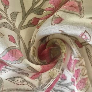 Tela de algodón estampada a mano – Diseño floral Mughal grande |   Textil Tradicional Indio en Rosa, Verde Oliva y Gris - Product Image 1