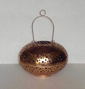 Farol de vela esférico de metal con acabado bronce antiguo, patrón perforado de copo de nieve y estrella, cuerpo esférico y asa de alambre arqueado - Product Image 3